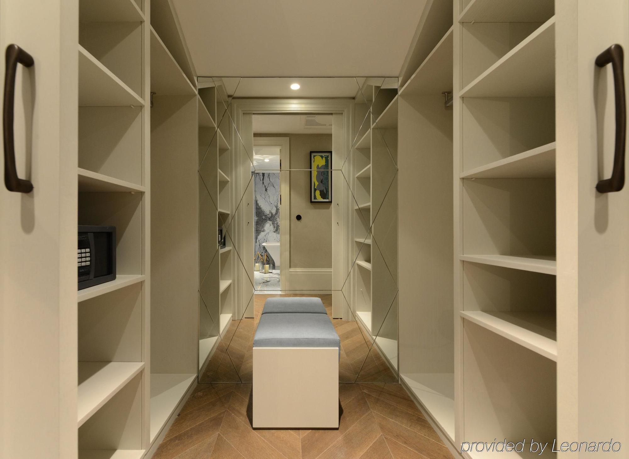 10 Karakoy Hotel Istanbul Ngoại thất bức ảnh A walk-in closet