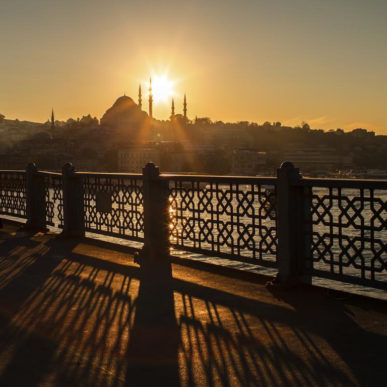 10 Karakoy Hotel Istanbul Ngoại thất bức ảnh The Bosphorus at sunset